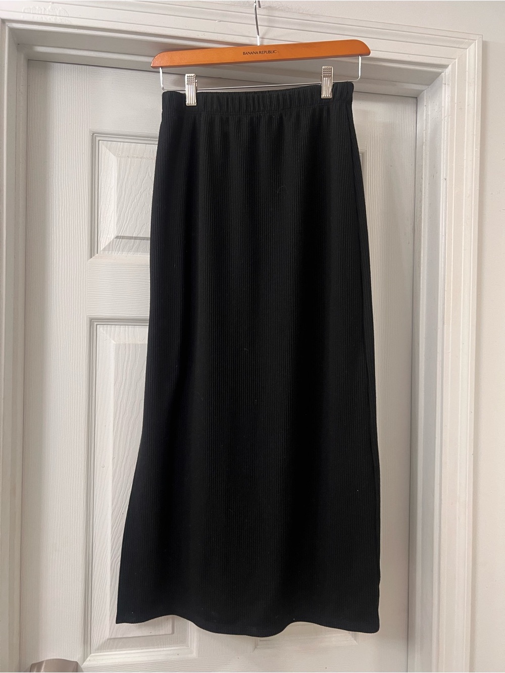 Reformation Black Ribbed Maxi Skirt Sz Small
Fitted / Side Slit. Sz Small